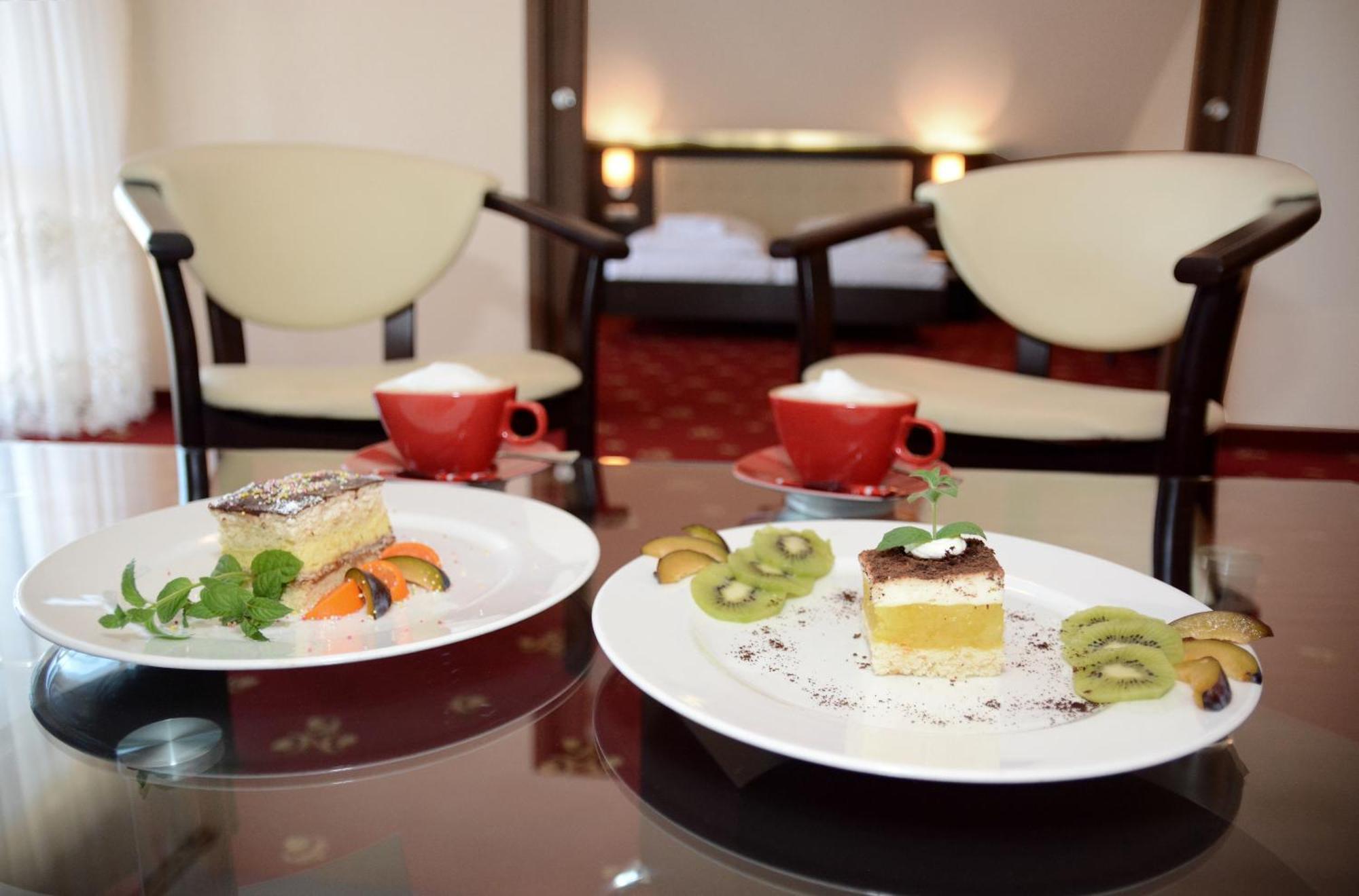 Hotel Swietokrzyski Dwor Нова-Слупя Экстерьер фото