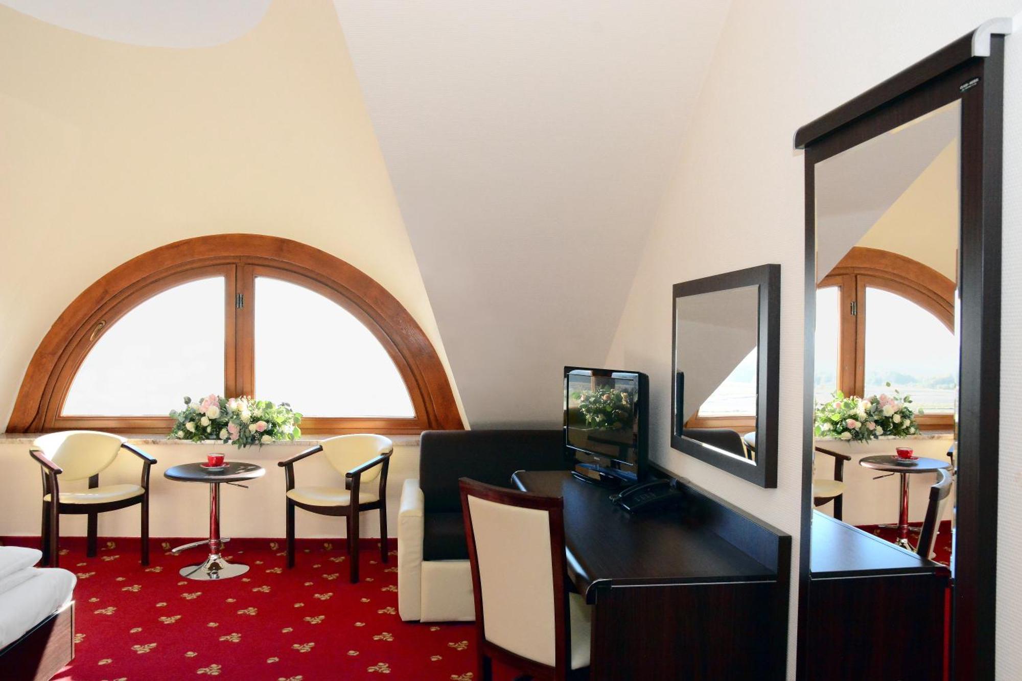 Hotel Swietokrzyski Dwor Нова-Слупя Экстерьер фото