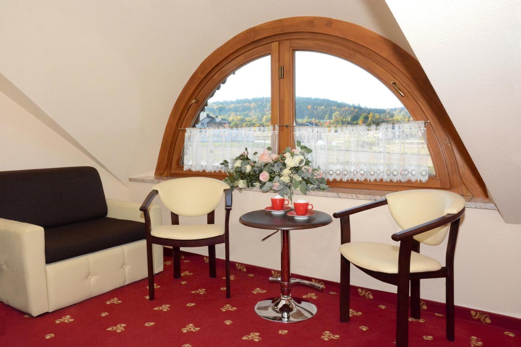 Hotel Swietokrzyski Dwor Нова-Слупя Экстерьер фото