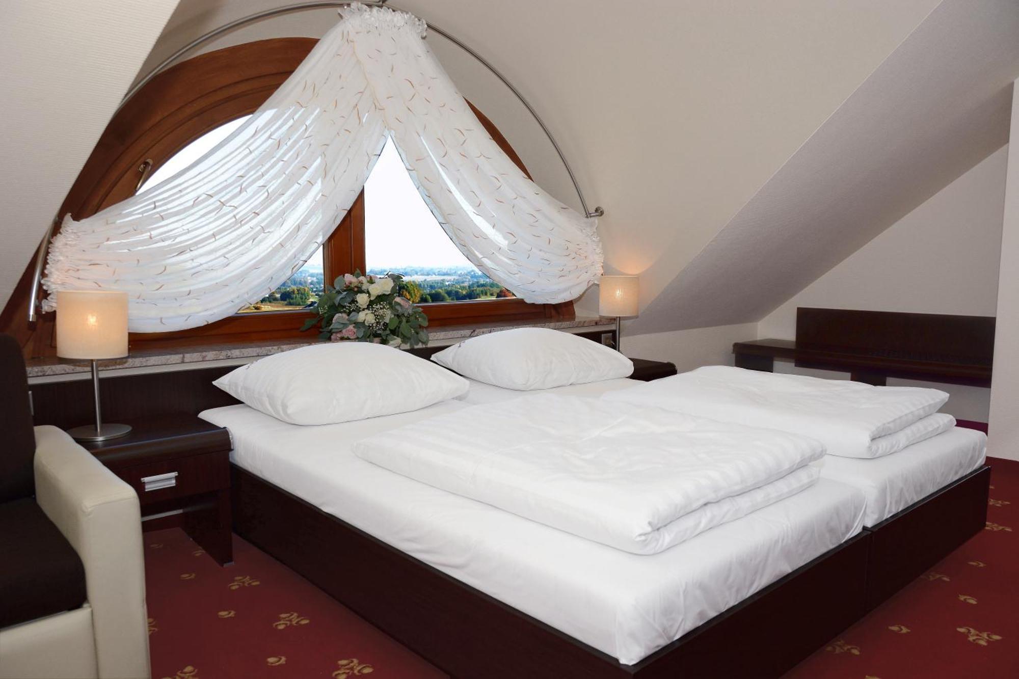 Hotel Swietokrzyski Dwor Нова-Слупя Экстерьер фото