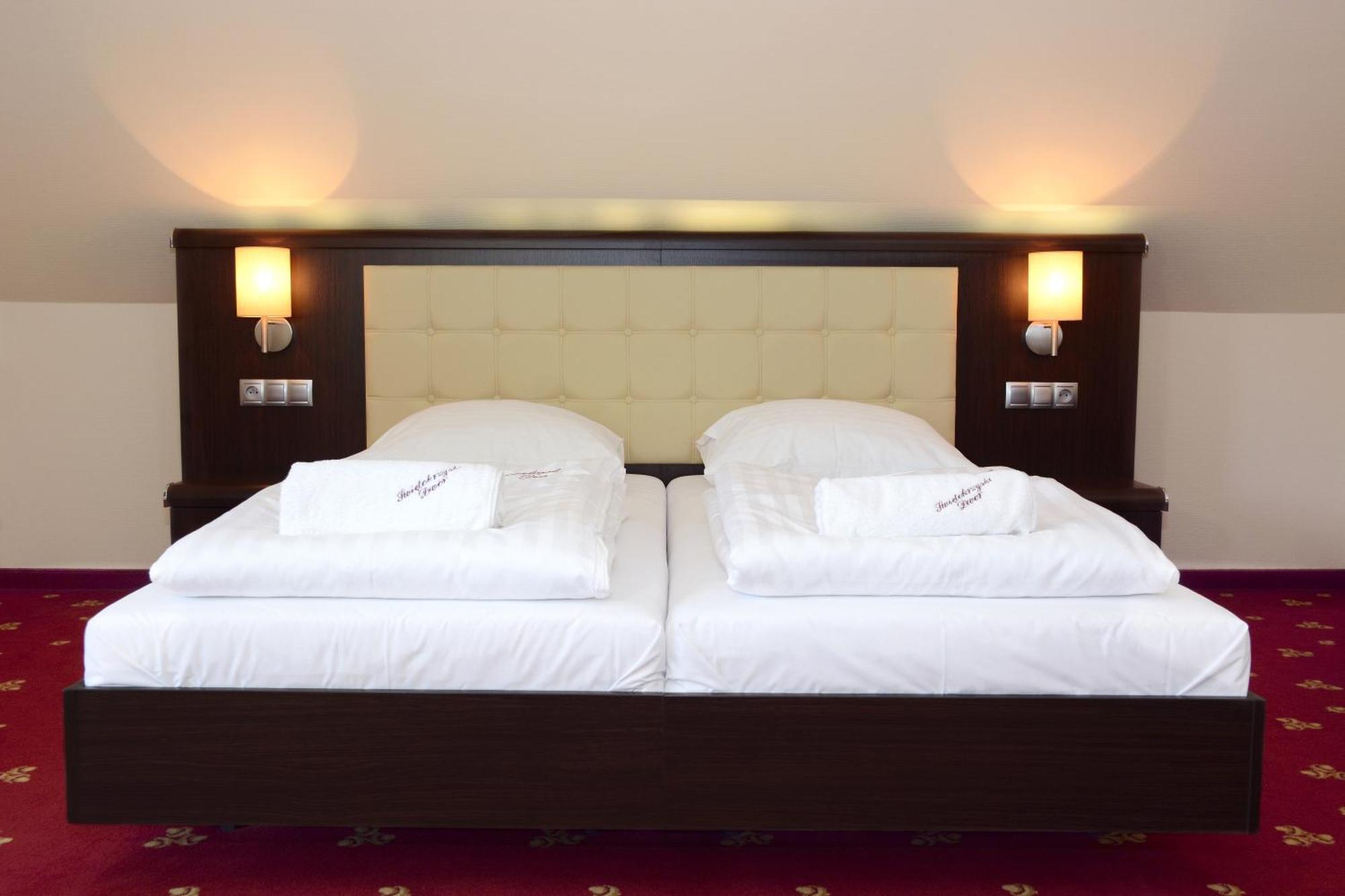 Hotel Swietokrzyski Dwor Нова-Слупя Экстерьер фото