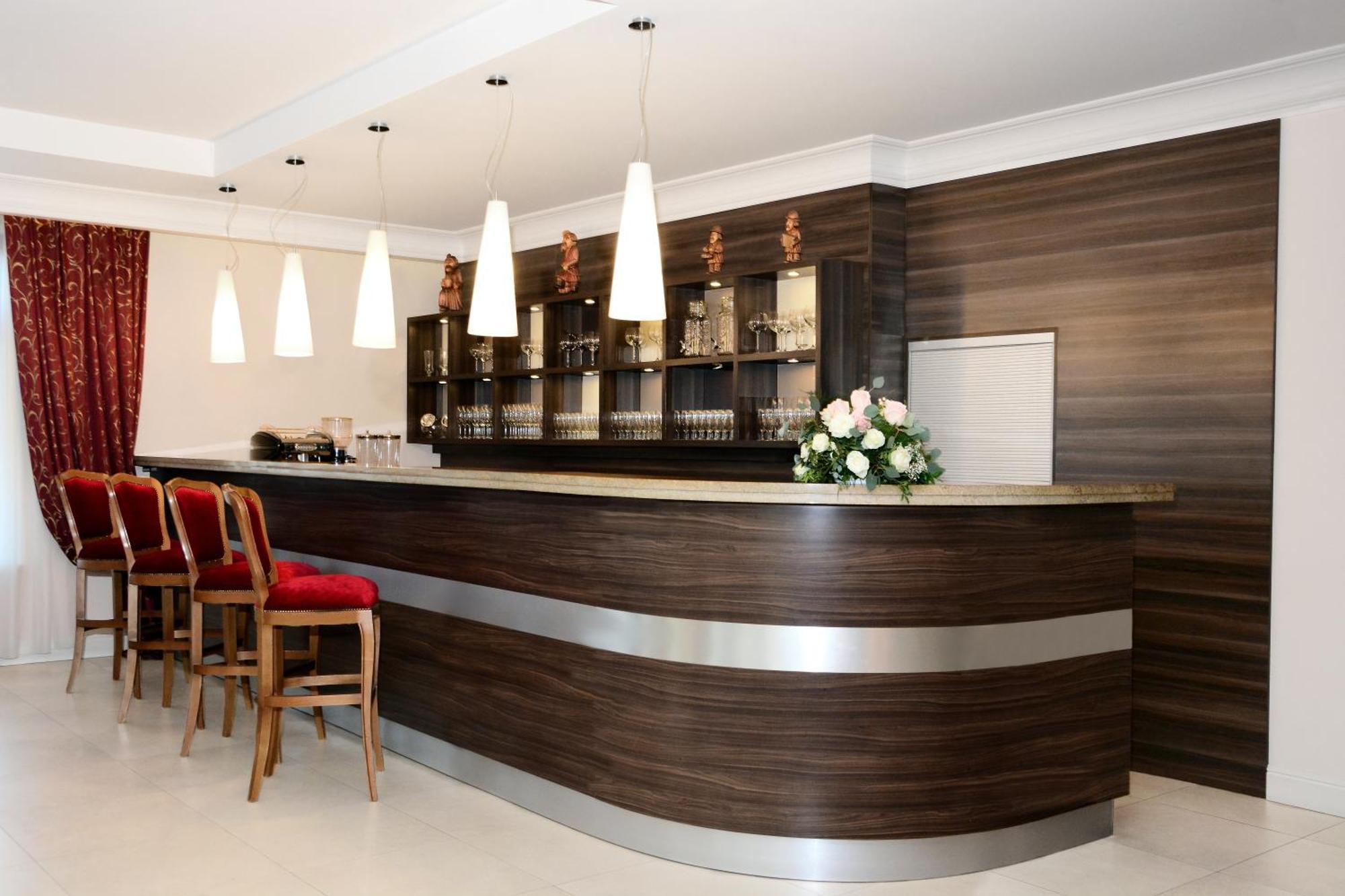 Hotel Swietokrzyski Dwor Нова-Слупя Экстерьер фото